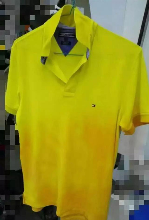 黄色T恤洗涤不当，被染成局部红色